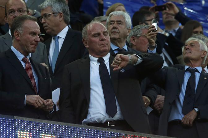  E in tribuna si sintonizzano gli orologi: quelli del presidente del Bayern Monaco Hoeness accanto a Rummenigge